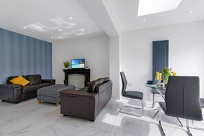 Casa, 3 quartos | Área de estar | Smart TV 42 polegadas com canais via satélite, TV, Netflix