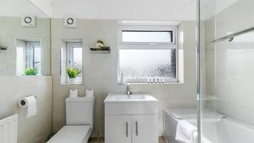 House, 3 Bedrooms | Bathroom | Shower, rainfall showerhead, towels
