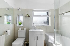 Casa, 3 habitaciones | Baño | Regadera, regadera tipo lluvia, toallas 