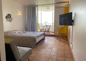 1 soverom, skrivebord, strykejern/-brett og reiseseng for barn