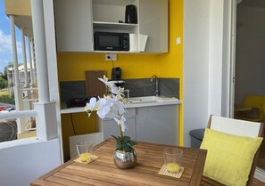 Outdoor dining - Studio "le pipiri" swimming pool sea view secure residence (La Trinité)