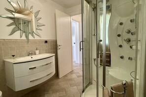 Douche, séchoir à cheveux, bidet, serviettes fournies