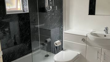 Douche, sĂšche-cheveux, serviettes fournies, savon