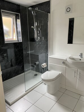Douche, sĂšche-cheveux, serviettes fournies, savon
