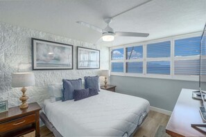 2 bedrooms, iron/ironing board, travel cot, WiFi - Beachfront Remodeled Oasis, Steps to Sugar Beach (Wailuku)