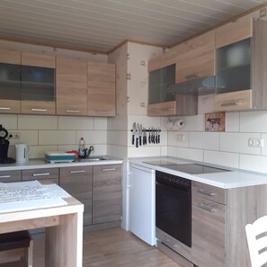 Wasserkocher mit Kaffee-/Teezubehör, Kühlschrank, Ofen, Herdplatte