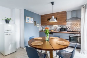 Kühlschrank, Mikrowelle, Herdplatte, Geschirrspüler