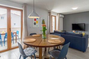 Dining - 4 persons, air-conditioned, sea view, family-friendly, quiet location (Poreč)