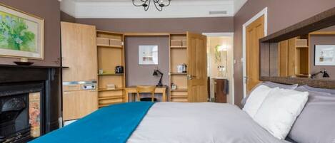 1 quarto, escrivaninha, ferros/tábuas de passar roupa, Wi-Fi de cortesia