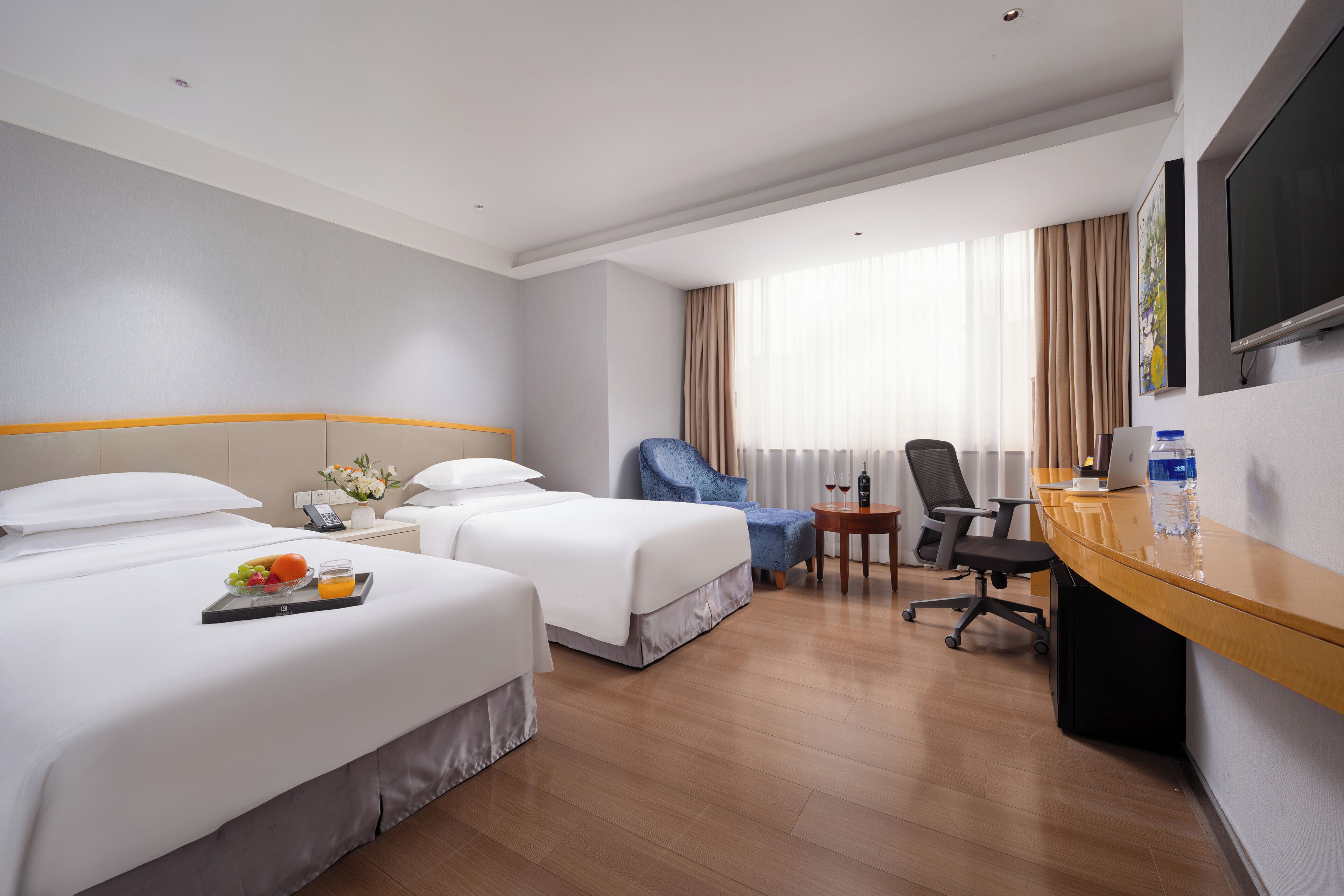Deluxe Twin Room | Peralatan tempat tidur premium, gebar bulu kapas, katil Select Comfort 