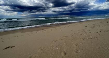 Modern Dog Friendly Townhouse by the beach