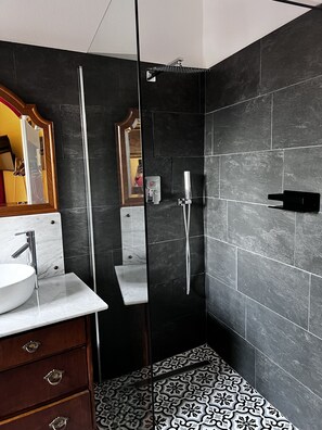 Shower, hair dryer, towels, soap - Old town Villa Rustico vacation home 600 meters to the SEE CASA LINDNER 14Guest (Maderno)