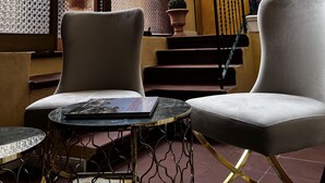 A room with two chairs, a table, and a staircase with a yellow door. - Old town Villa Rustico vacation home 600 meters to the SEE CASA LINDNER 14Guest (Maderno)