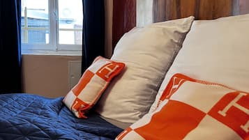 4 bedrooms, WiFi, bed sheets