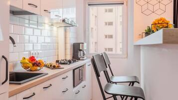 Geladeira, micro-ondas, cooktop, cafeteira/chaleira