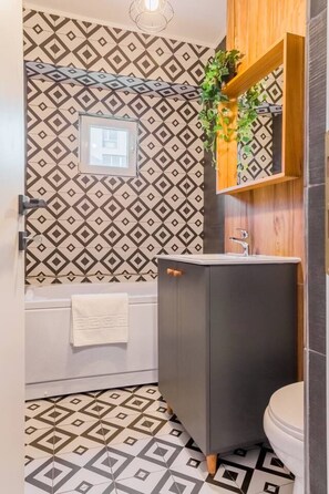 Hair dryer - Timpuri Noi Flat with Netflix & Balcony | Close to Metro, Park & Amenities | (București)