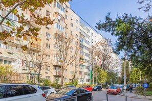 Exterior - Timpuri Noi Flat with Netflix & Balcony | Close to Metro, Park & Amenities | (București)