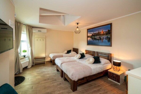 Standard Triple Room | Iron/ironing board, free WiFi, bed sheets - Apartments 17 Szewska (Kraków)