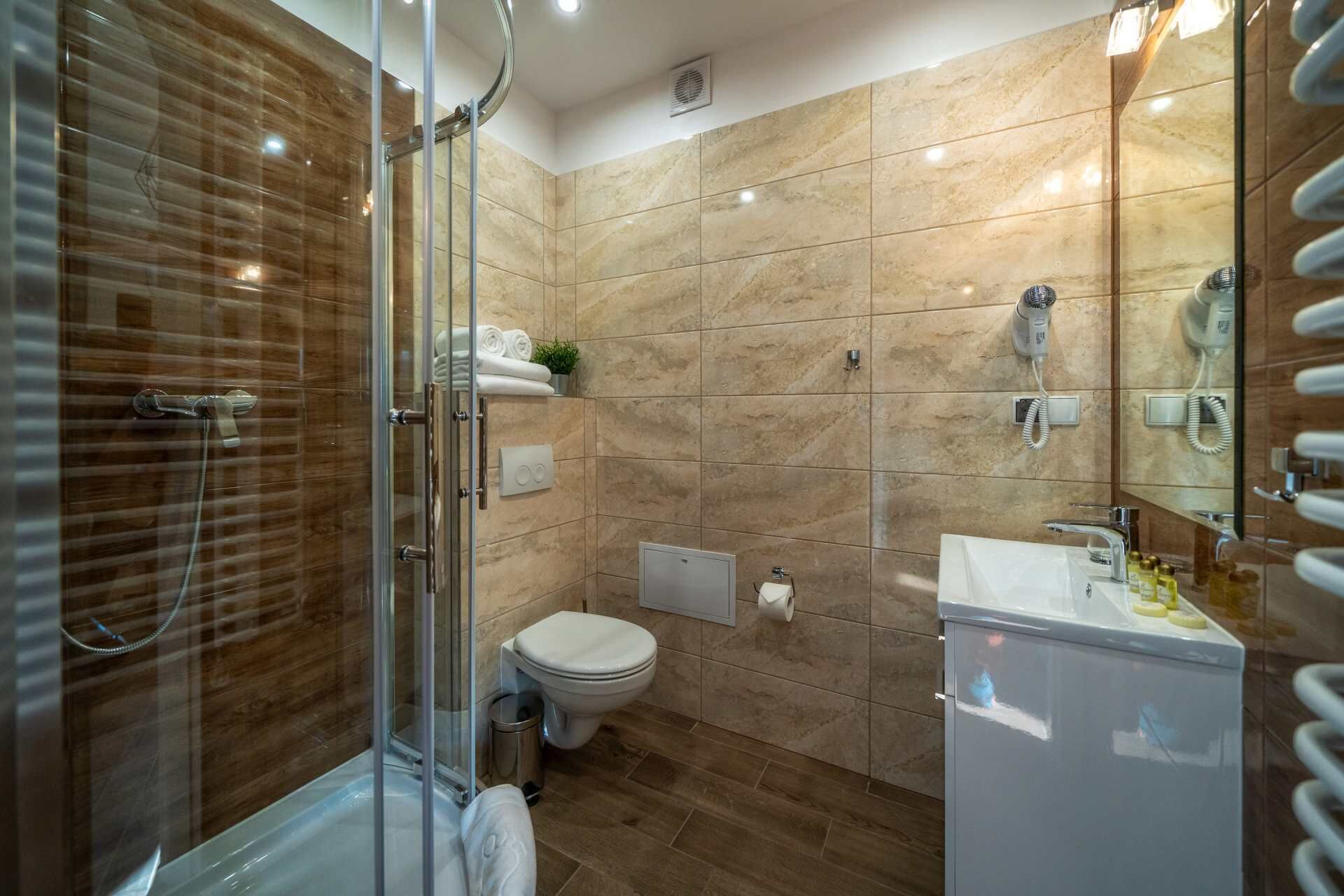 Quarto casal standard | Banheiro | Chuveiro, produtos de toalete grátis, secador de cabelo 