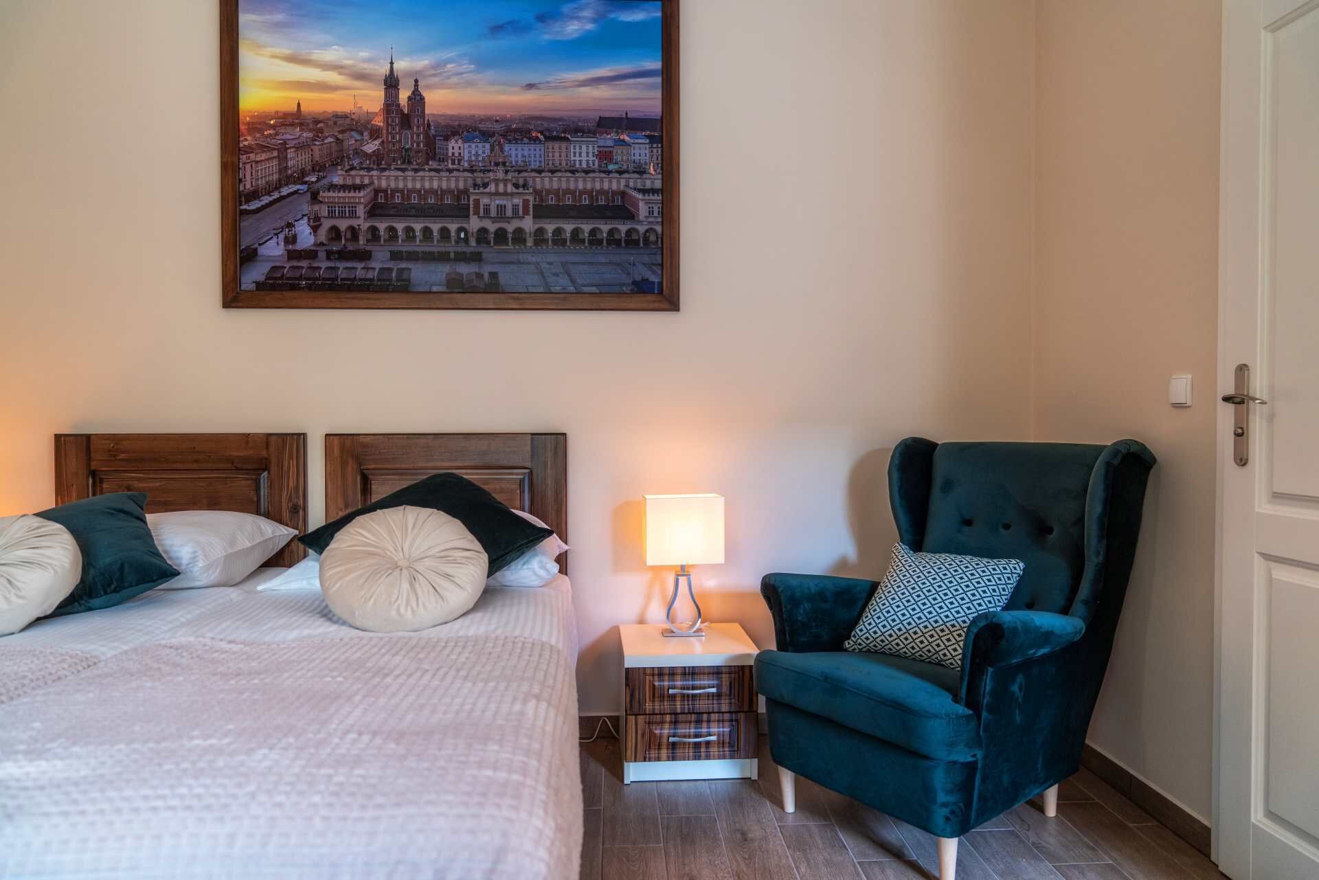 Tabla de planchar con plancha, wifi gratis y ropa de cama 
