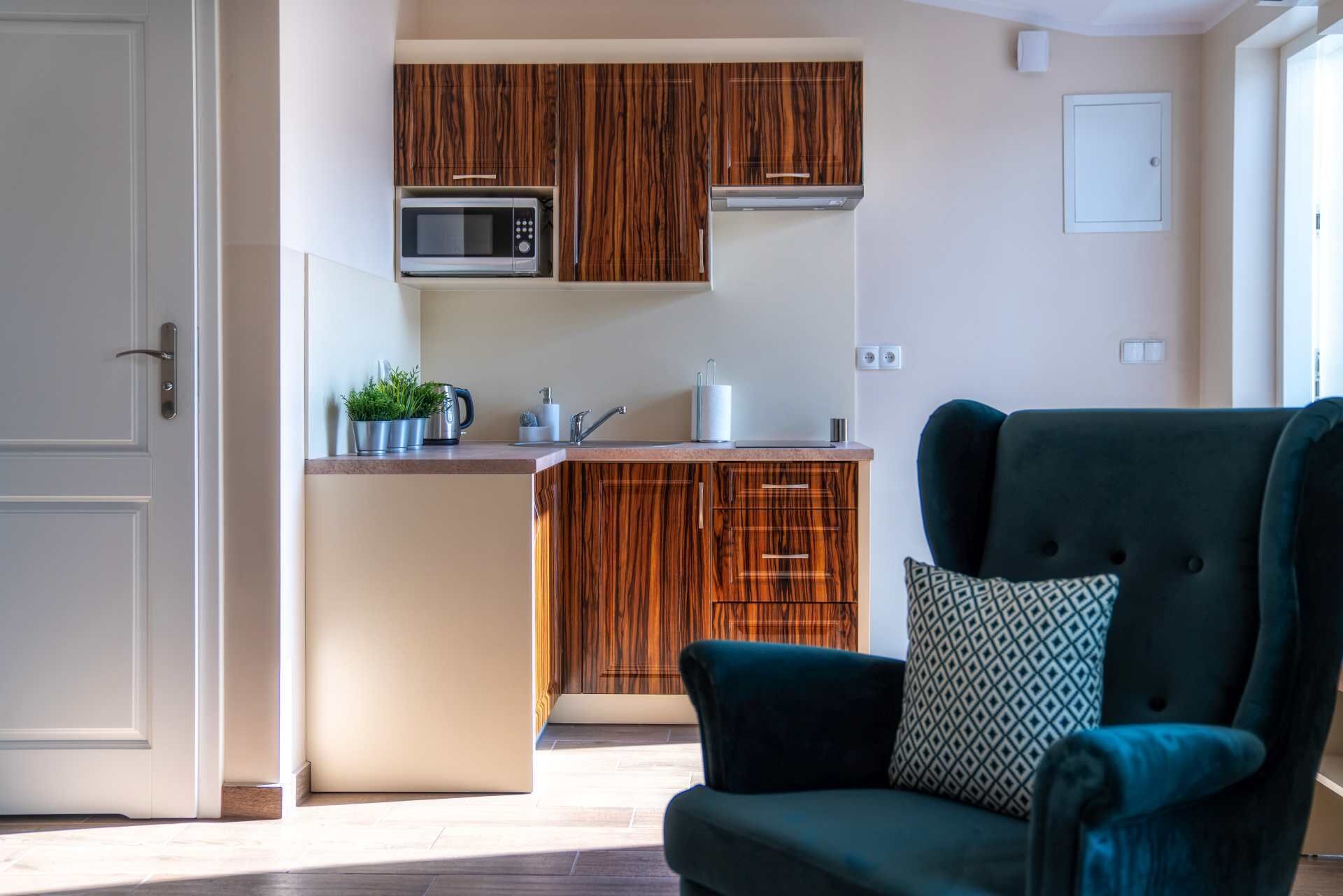 Tremannsrom – standard | Eget kjøkken | Kjøleskap, mikrobølgeovn, kokeplater og kaffetrakter/tekoker