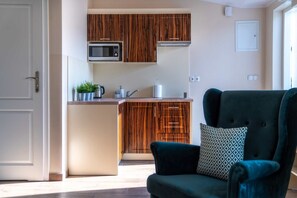 Standard Triple Room | Private kitchen | Fridge, microwave, stovetop, coffee/tea maker - Apartments 17 Szewska (Kraków)