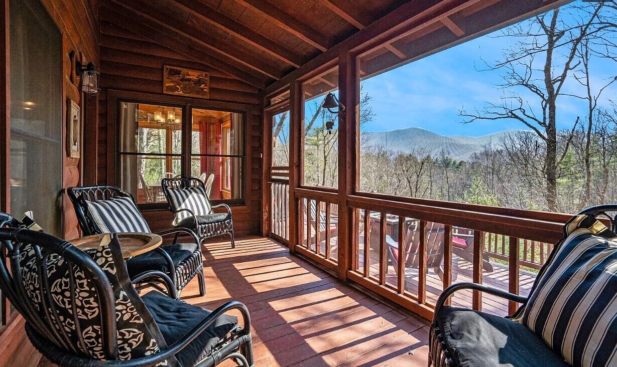 Mountain Vista is pet friendly with a Mountain view, hot tub and fire-pit and a screened porch. WiFi