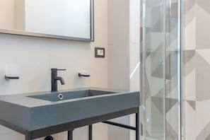 Douche, sèche-cheveux, bidet, papier toilette