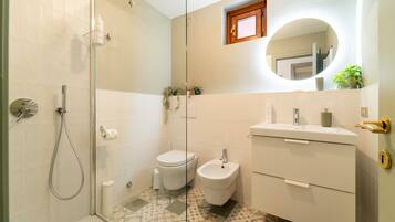 Doccia, bidet, asciugamani, sapone