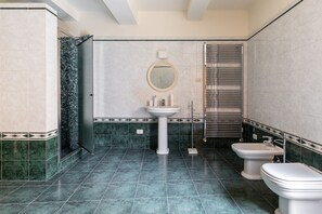 Shower, jetted bath, bidet, towels - Afrodite Apartment with Jacuzzi by Wonderful Italy (Bologna)