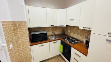 Frigorifero, microonde, forno, piano cottura