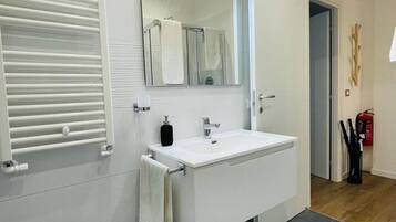 Shower, hair dryer, bidet, towels