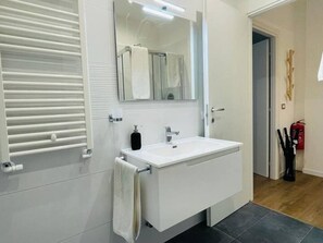 Dusche, Haartrockner, Bidet, Handtücher