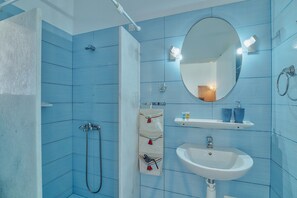 Basic Apartment | Bathroom | Shower, rainfall showerhead, hair dryer, towels - Pavlos Place (Antiparos)