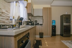 エグゼクティブ スイート | 専用キッチン | 電子レンジ、調理器具と食器