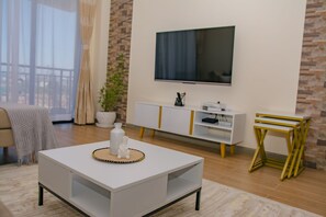 Appartement exécutif | Aire de séjour | Téléviseur à écran plat de 42 po avec télévision numérique, téléviseur
