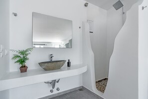 Apartment | Bathroom | Shower, rainfall showerhead, towels