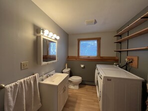 Sèche-cheveux, serviettes fournies, savon, shampoing