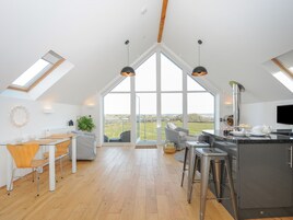 Refrigerador, lavavajillas, tetera/pava eléctrica, tostadora