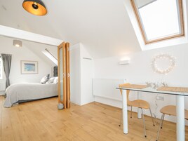 1 habitación, decoración personalizada y muebles diferentes 