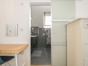 Eine moderne Küche mit einer Holzausziehtafel, einer Spüle und einem Kühlschrank.
