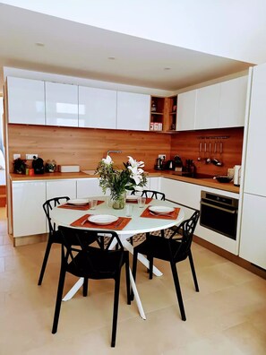 Dining - Luxury apartment jacuzzi-pool-air con (Avignon)