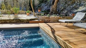 Outdoor pool, a heated pool - Luxury apartment jacuzzi-pool-air con (Avignon)