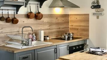 Een microgolfoven, een oven, een vaatwasser