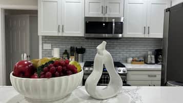 Cafetera y tetera, refrigerador, microondas y horno