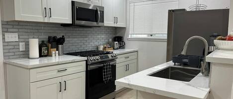 Frigorífico, microondas, horno y placa de cocina