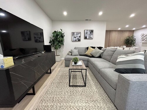 LUXOStays | Spacious Getaway Near Six Flags & Napa Valley