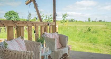 Luna & Hera - Luxury Vintage Glamping!