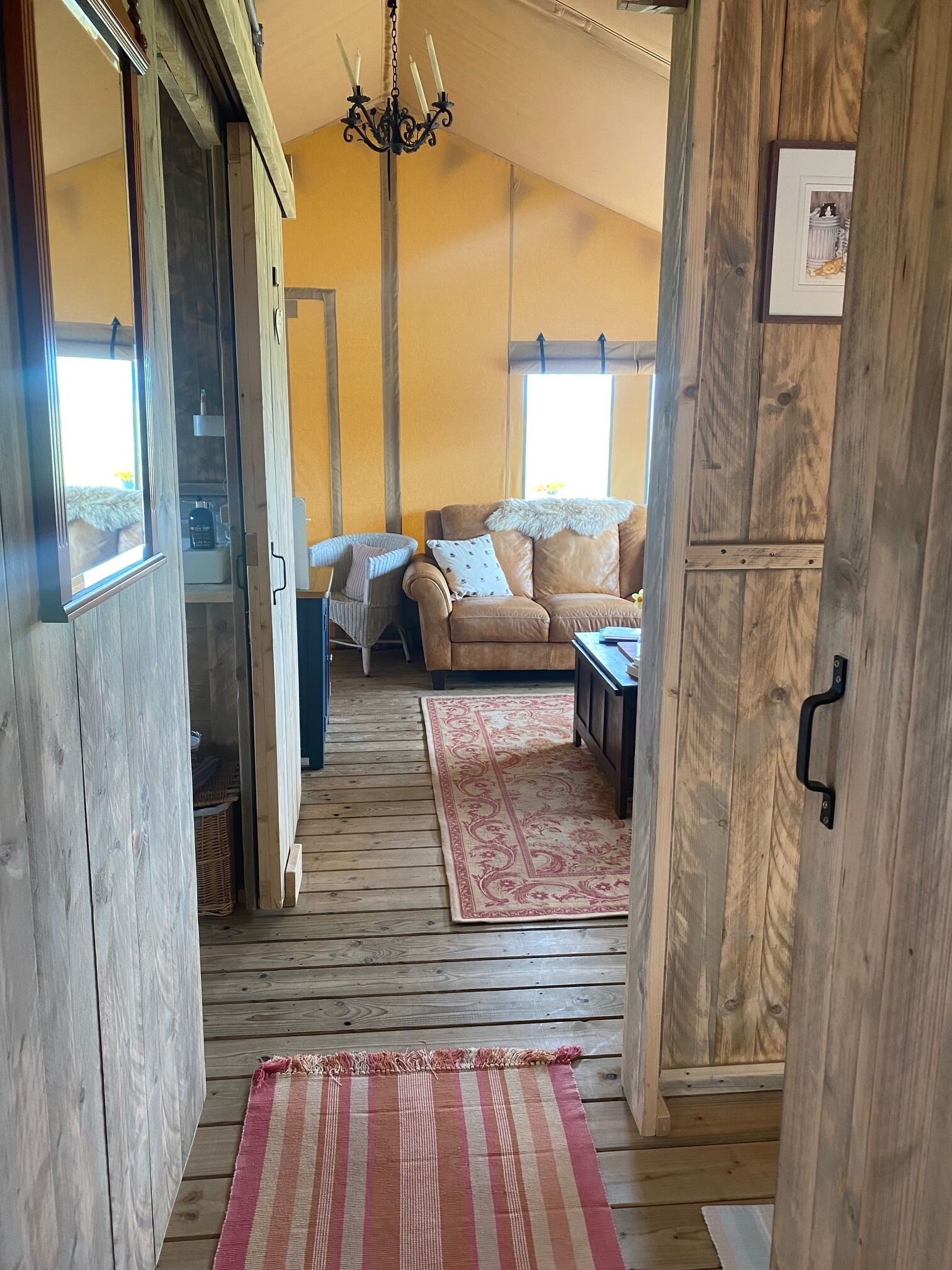 桌上足球、乒乓球、书、立体声音响