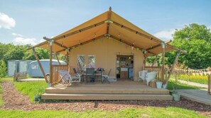 Outdoor dining - Luna & Hera - a Luxury Vintage Glamping Experience! (Little Witley)